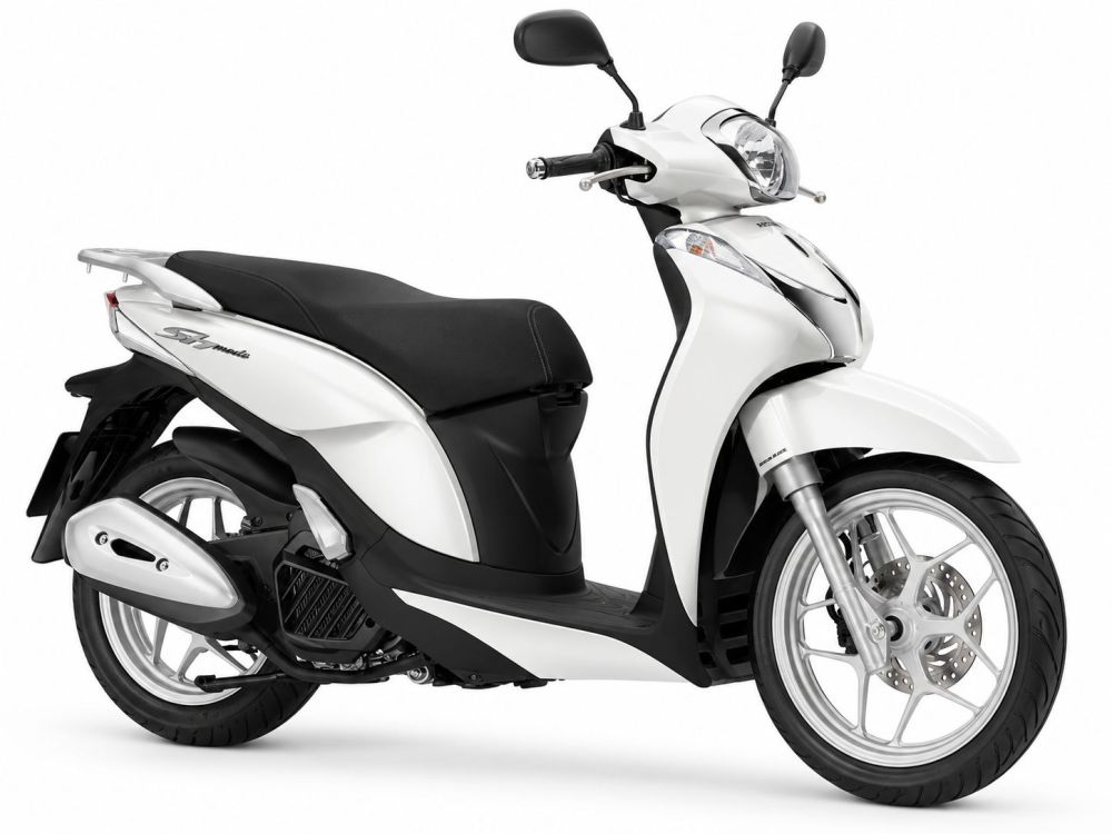 Scooter branca Honda em estúdio